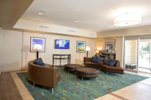 杰克逊维尔Candlewood Suites - Jacksonville - Mayport, an IHG Hotel的带沙发、椅子和桌子的客厅