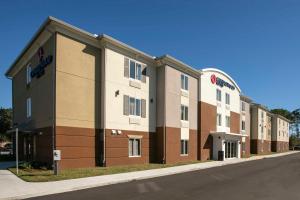 杰克逊维尔Candlewood Suites - Jacksonville - Mayport, an IHG Hotel的街道边的大建筑