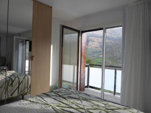 Quintana de SobaBalcón de la Len的一间卧室设有一张床和一个大窗户