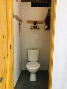 韦尔卡鲍Kombi Hostel Camping的小型客房内的卫生间