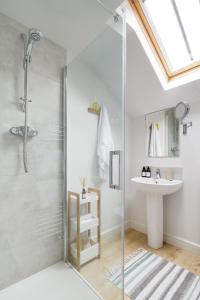 HarewoodHarewood Estate Cottages的带淋浴和盥洗盆的浴室