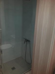 博西BO1- IMMOVALL SANT JOAN BOI的带淋浴的浴室,带玻璃门