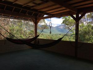韦尔卡鲍Kombi Hostel Camping的山景客房的吊床