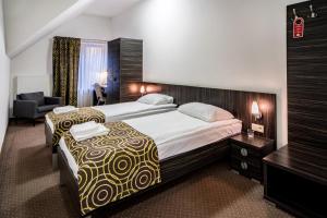 加尔沃林苏尔滨酒店的配有一张床和一把椅子的酒店客房