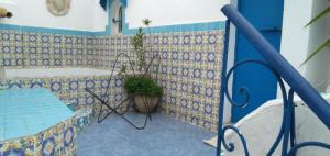 比塞大Dar Warda的浴室铺有蓝色和白色瓷砖,配有浴缸。
