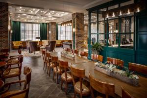 绿湾Lodge Kohler的一间带桌椅的餐厅和一间酒吧