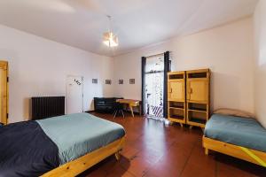 巴里Palazzo Verrone的一间卧室配有两张床和一张书桌