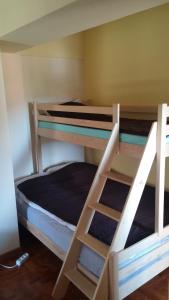布尔泽策Apartmani Nebrigic的小型客房配有2张双层床和1张床