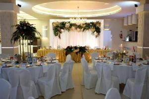 加尔沃林苏尔滨酒店的宴会厅配有白色的桌子和白色的椅子