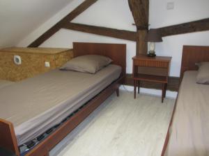 SorgesAux delices de Saleix的卧室配有两张床、床头柜和一张西德西德西德床