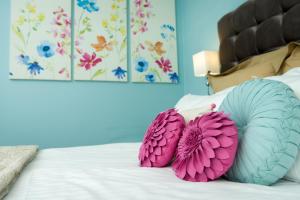 沃克巴特斯泰德斯酒店的床上的2个粉红色和蓝色枕头