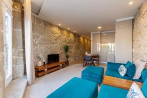加亚新城YOUROPO - Ribeira Gaia的客厅设有蓝色的沙发和石墙