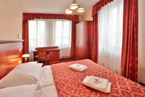 布拉格普拉哈阿卡达酒店的酒店客房,配有带两条毛巾的床