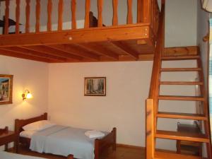 阿卡尼斯奥瑞斯蒂别墅公寓的一间卧室设有双层床和楼梯。