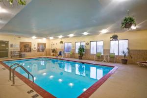克里斯琴斯堡克里斯钦堡快捷假日&套房酒店的大型游泳池位于酒店客房内,