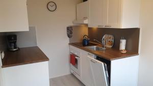 哈米纳Hamina Orange Apartments Kadetti 2的小厨房配有白色橱柜和水槽
