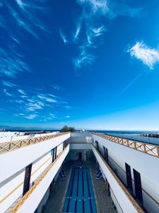 达哈布Golden Plaza Dahab Resort的海滩上的长凳,蓝天