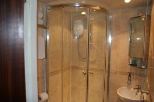 格文罗耶尔酒店的带淋浴和盥洗盆的浴室