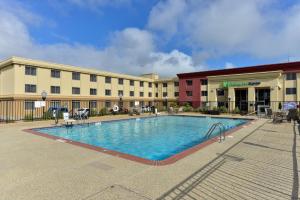 伯林格姆旧金山机场南快捷假日酒店的大楼前设有游泳池的酒店