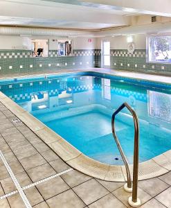 希布伦辛辛那提机场江山套房旅馆的大楼内带扶手的大型游泳池
