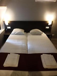 莫纳法酒店客房内的一张或多张床位