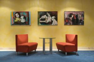 德绍利奥波德王子丽笙酒店的画作间配有两把椅子和一张桌子