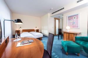 德绍利奥波德王子丽笙酒店的酒店客房设有一张桌子和一张床