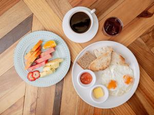 雅科Selina Jaco的餐桌,包括两盘早餐食品和一杯咖啡