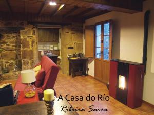 钱塔达A Casa do Río的一间厨房和客厅