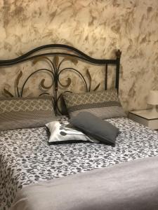 卡塔尼亚La finestra sul Castello的一张带黑白棉被和枕头的床