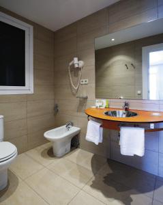 圣塞瓦斯蒂安妮扎酒店的一间带水槽、卫生间和镜子的浴室