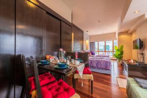 八打灵再也Homestay Resort 7pax 1min to Sunway Lagoon&Pyramid的一间带桌椅的用餐室和一间卧室