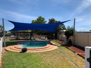 吉尔甘德拉奥兰纳风车汽车旅馆的院子中游泳池上方的蓝色天篷