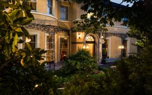 科克Cork's Vienna Woods Hotel & Villas的带有铁门的建筑物入口