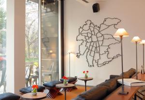 圣地亚哥伊斯梅尔酒店的客厅配有沙发和墙上的地图