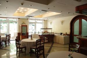 洛夫兰维拉别墅酒店 的一间带桌椅的餐厅和一间厨房