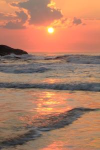 德尔迪阿布罗角Angelo的海滩上的日落与海洋