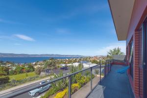霍巴特Nature & Relax House, Panoramic sea view, Free parking40的享有水景的阳台
