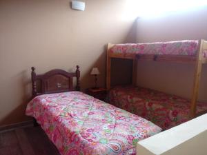 阿肖海Las casitas de Mar的一间卧室配有两张双层床。