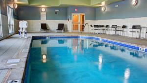 Spencer斯宾塞快捷假日酒店的大楼内的一个蓝色海水游泳池