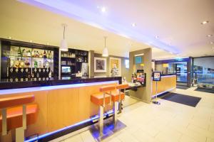 Holiday Inn Express Edinburgh – Royal Mile, an IHG Hotel酒廊或酒吧区