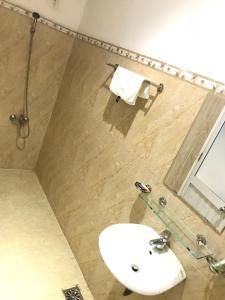 岘港Salyna Motel的浴室设有白色水槽和镜子