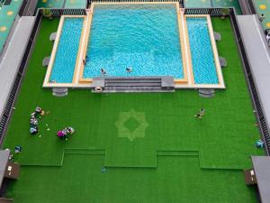马六甲玛扎弗酒店的游泳池的顶部景色,周围的人