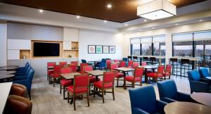 Holiday Inn Express & Suites - Brantford, an IHG Hotel的休息区