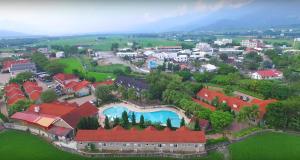 关山镇山水轩渡假村饭店的享有城镇的空中景致,设有游泳池