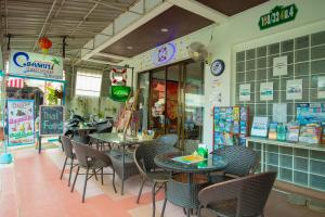 拉迈苏梅岛C旅馆的餐厅内带桌椅的用餐室