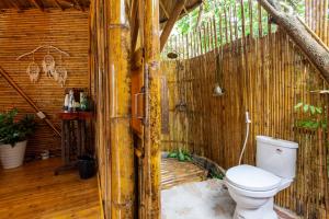 宁平Trang An Lamia Bungalow的竹墙内带卫生间的浴室