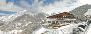 博尔米奥瓦勒恰拉酒店的山间滑雪小屋,地面上积雪