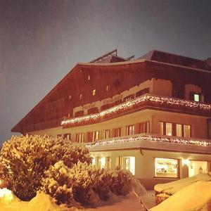 博尔米奥瓦勒恰拉酒店的一座大建筑的侧面有雪