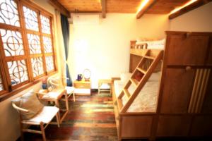 苏州苏州同里海棠花开乡愁客栈的客房设有两张双层床和一扇窗户。